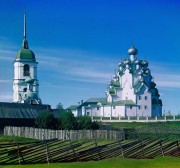Храмовый комплекс Вытегорского погоста, Вид с юга. Слева колокольня Спасской церкви, перед ней Всехсвятская церковь, справа Покровская церковь, за ней видна главка Спасской церкви. Фотография С.М. Прокудина-Горского 1909г. Восстановлена Д.В.Чекаловым.jpg<br>, Анхимово, Вытегорский район, Вологодская область