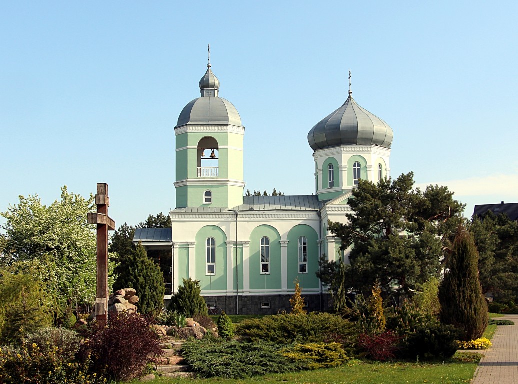 Брест. Церковь Серафима Саровского. общий вид в ландшафте