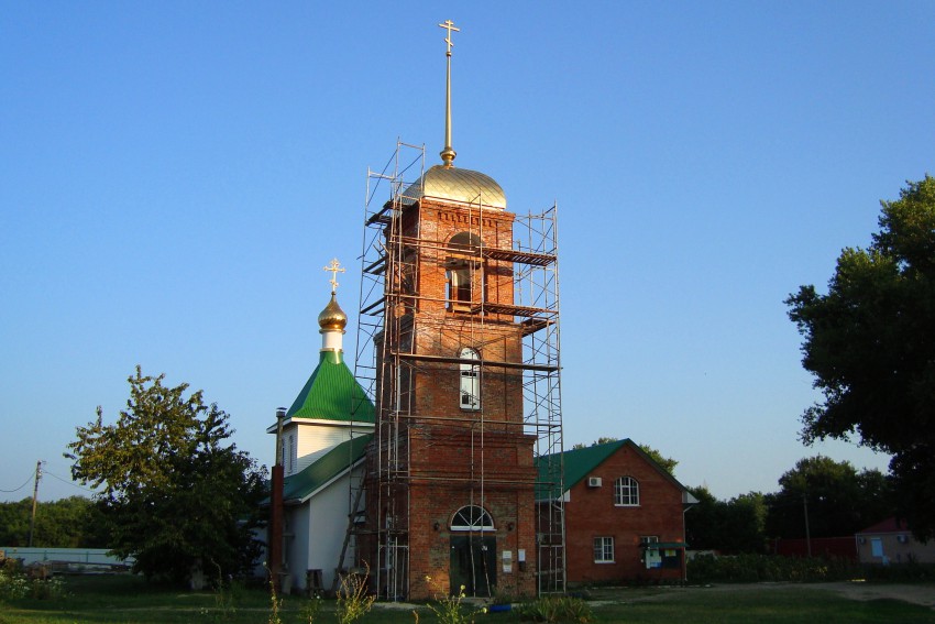 Кучугуры. Церковь Александра Невского. общий вид в ландшафте