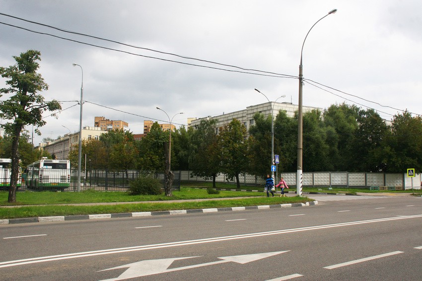 Домовая церковь Алексия царевича при социальном доме Москворечье, Москворечье-Сабурово (Южный административный округ (ЮАО), г. Москва). общий вид в ландшафте