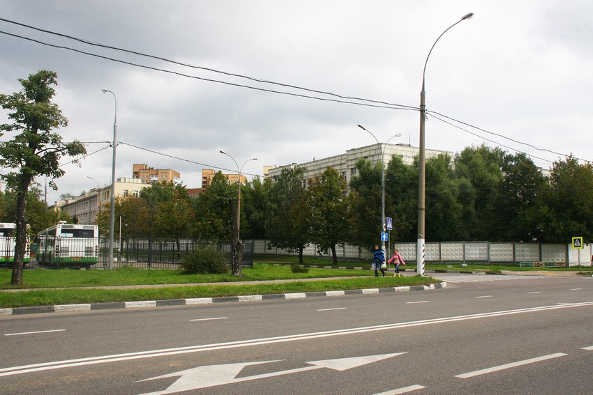 Москворечье-Сабурово. Домовая церковь Алексия царевича при социальном доме Москворечье. общий вид в ландшафте