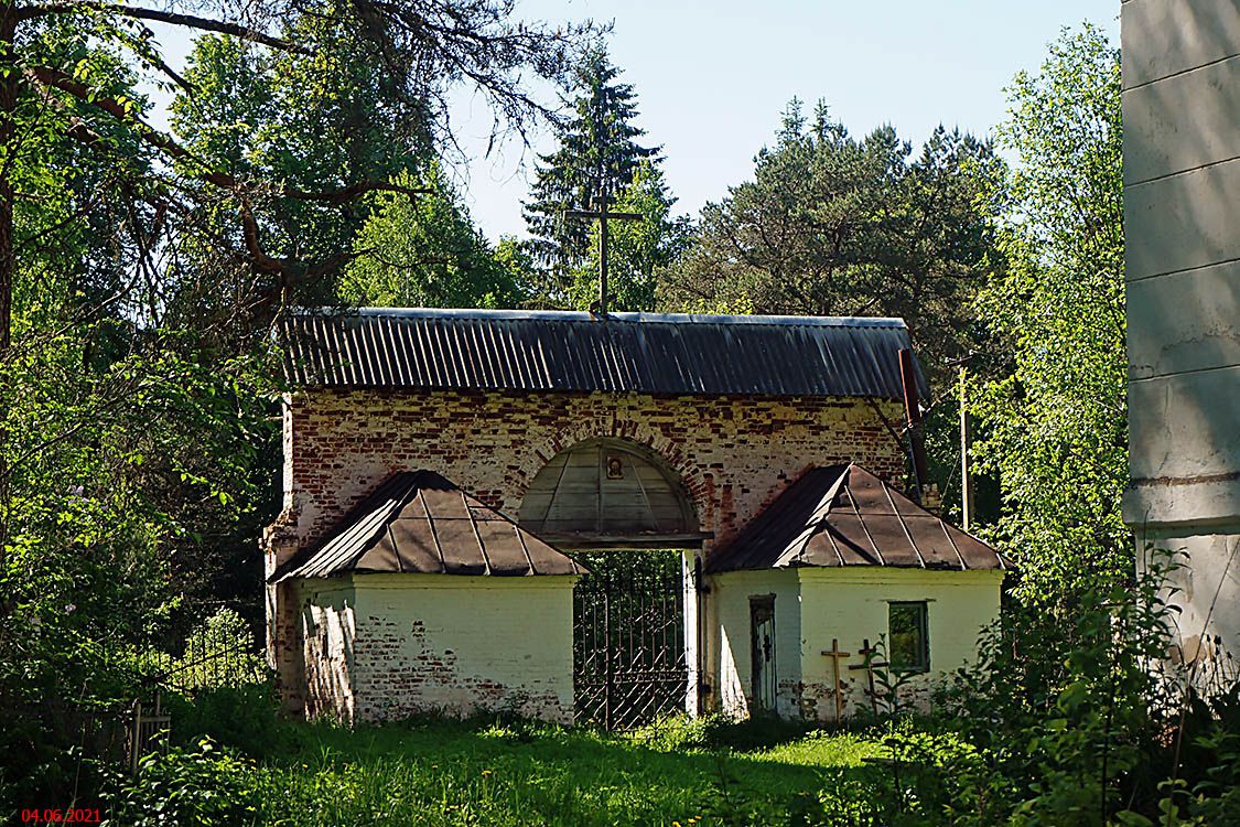 Церковь Георгия Победоносца, Юрьево (Петрово) (Окуловский район, Новгородская область). дополнительная информация, Ворота