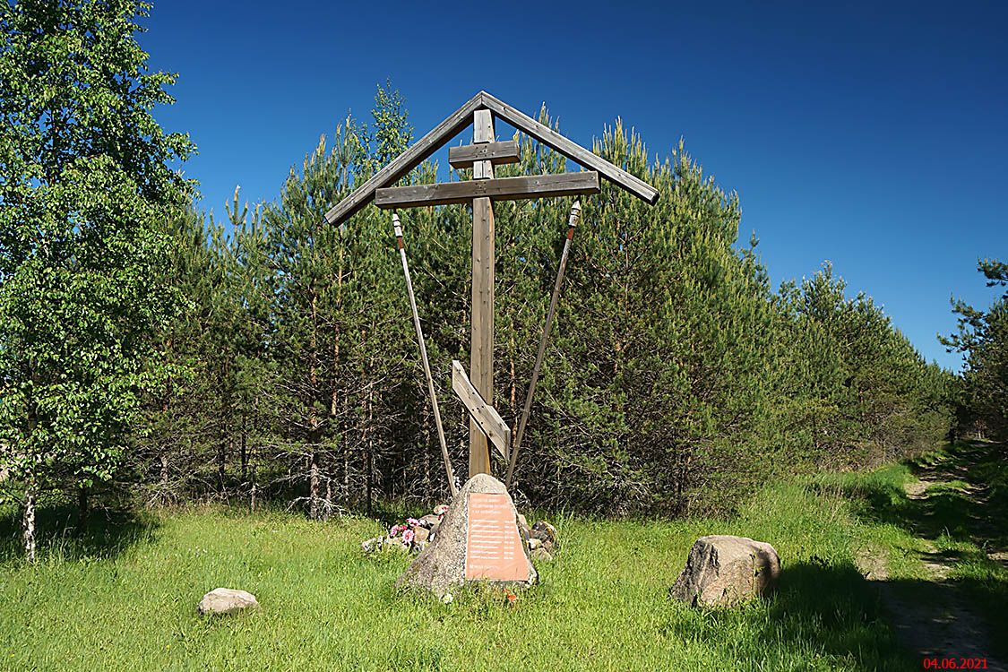 Церковь Георгия Победоносца, Юрьево (Петрово) (Окуловский район, Новгородская область). дополнительная информация, Крест на въезде в деревню