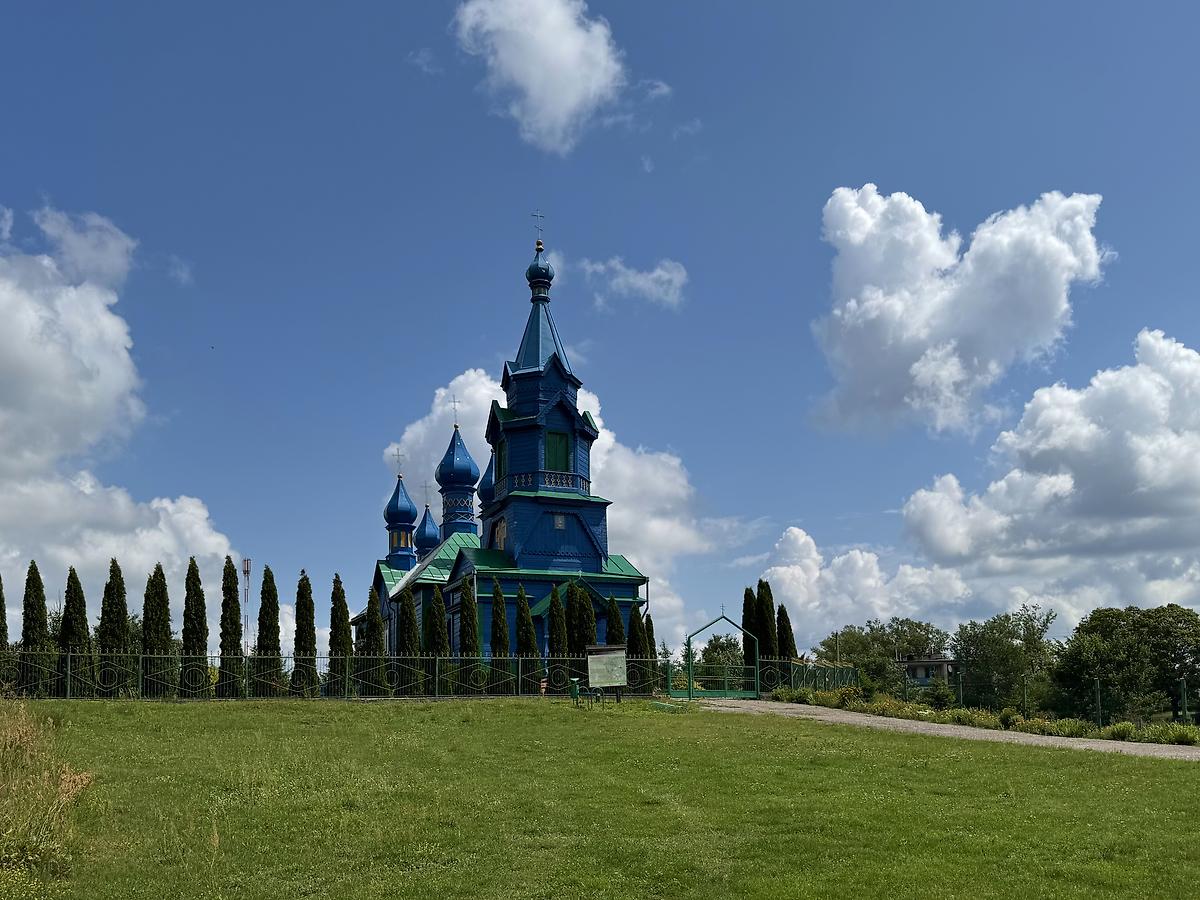 Вид с запада, общий вид в ландшафте. Церковь Параскевы Пятницы, Николаево (Каменецкий район, Беларусь, Брестская область)