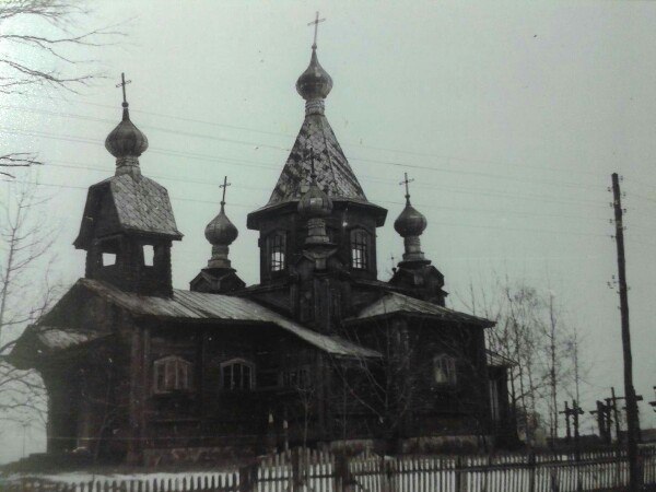 Омеленец. Церковь Воздвижения Креста Господня. архивная фотография, Крестовоздвиженская церковь в дер. Омеленец в 1964 году.