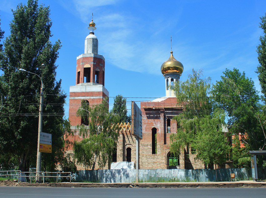 Церковь Жён-мироносиц на Московском шоссе, Самара (Самара, город, Самарская область). дополнительная информация, Вид с противоположной стороны Московского шоссе во время строительства. Завершено возведение конструкций колокольни и основного объема, установлена центральная глава, возводятся перекрытия трапезной
