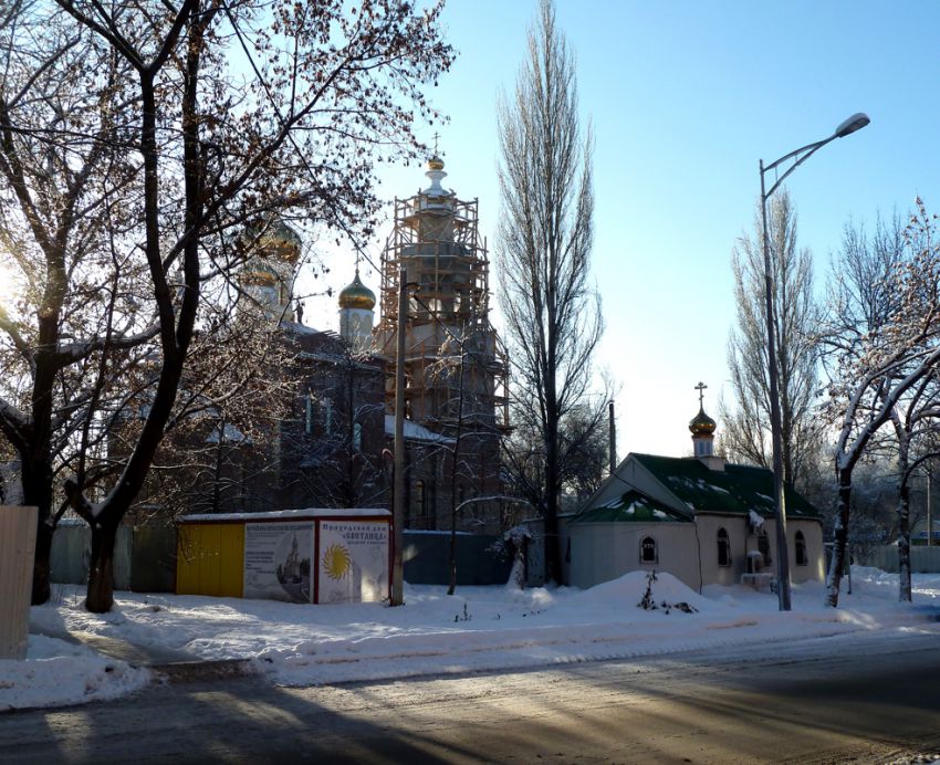 Самара. Церковь Жён-мироносиц на Московском шоссе. общий вид в ландшафте, Вид на строящуюся и действующую церкви со стороны ул. Мало-Московской