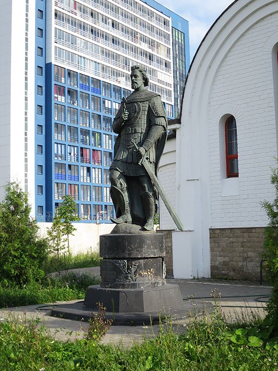 Церковь Димитрия Донского при базе ОМОНа, Строгино (Северо-Западный административный округ (СЗАО), г. Москва). дополнительная информация, Памятник Димитрию Донскому возле церкви.