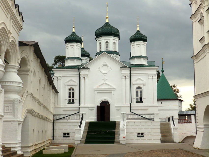 Кострома. Троицкий Ипатьевский монастырь. Церковь Рождества Пресвятой Богородицы (новая). фасады