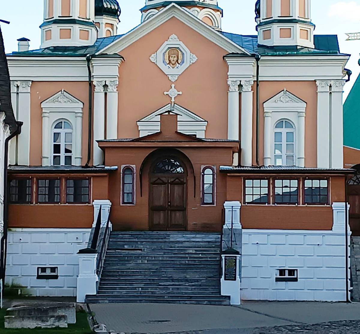 Троицкий Ипатьевский монастырь. Церковь Рождества Пресвятой Богородицы (новая), Кострома (Кострома, город, Костромская область). архитектурные детали, Южный фасад храма с главными вратами и вновь благоустроенным притвором.