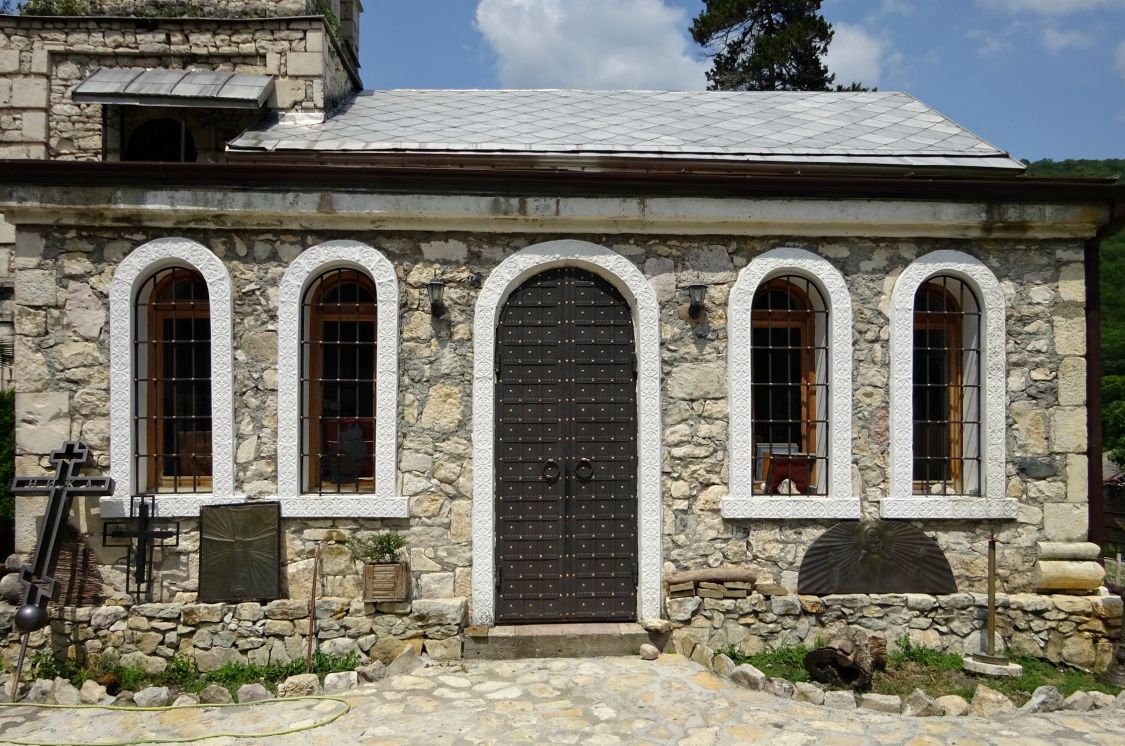 Каманский мужской монастырь Иоанна Златоуста. Церковь Иоанна Златоуста, Каманы (Команы) (Абхазия, Прочие страны). фасады