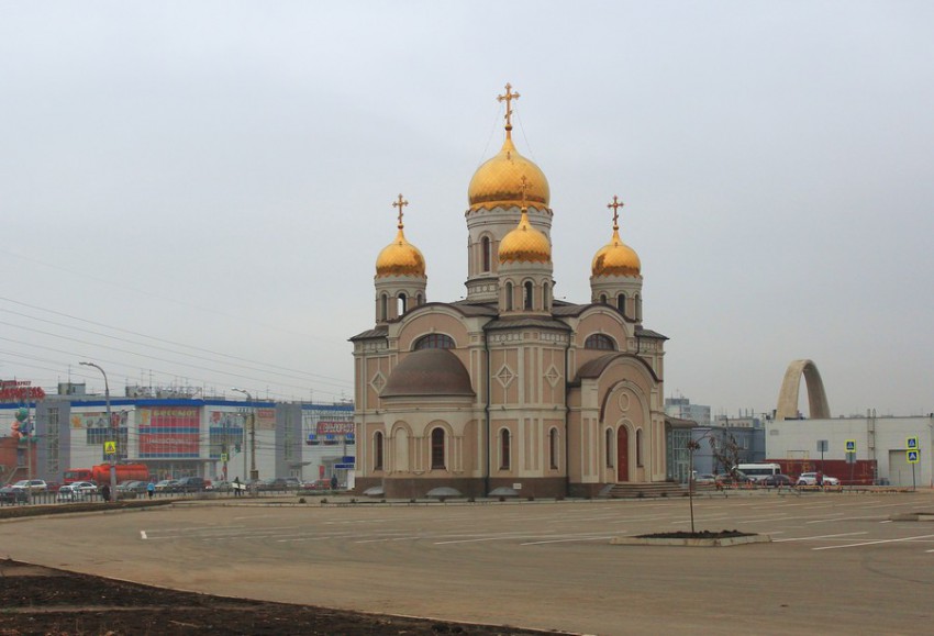 Самара. Церковь Благовещения Пресвятой Богородицы на Ипподроме. общий вид в ландшафте