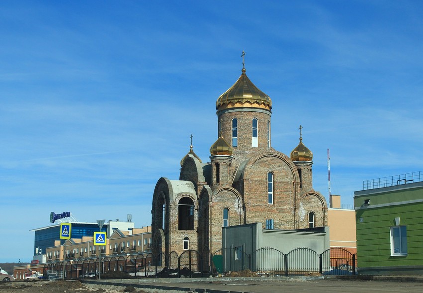 Церковь Сретения Господня, Крутые Ключи (Самара, город, Самарская область). документальные фотографии, Вид церкви после завершения основных строительных работ с обводной дороги Крутых Ключей