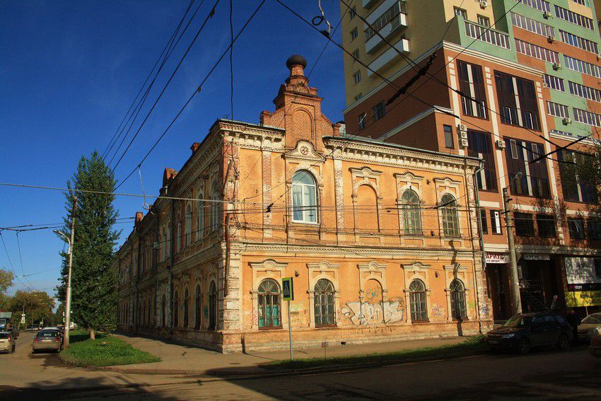 Самара. Домовая церковь Иакова и Иоанна Апостолов при бывшей Соколовской богадельне. общий вид в ландшафте, Бывшая Соколовская богадельня с домовой церковью Иакова и Иоанна