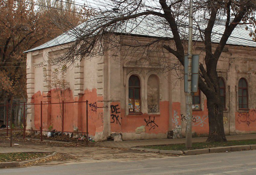 Самара. Церковь Казанской иконы Божией Матери при бывшей Епархиальной богадельне им. Александра III. дополнительная информация, Восточная часть здания и восточный фасад, где видны ниши для храмовых икон