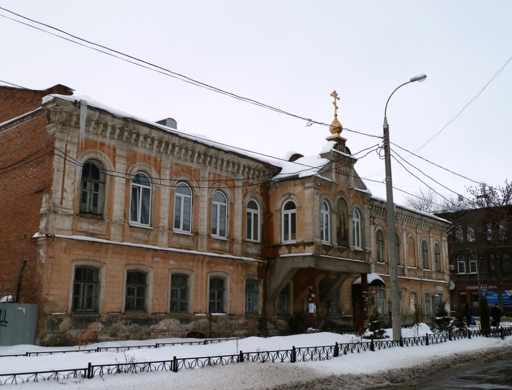 Домовая церковь Серафима Саровского при Православной классической гимназии, Самара (Самара, город, Самарская область). фасады, Перед церковью выполнено благоустройство, спилены старые деревья