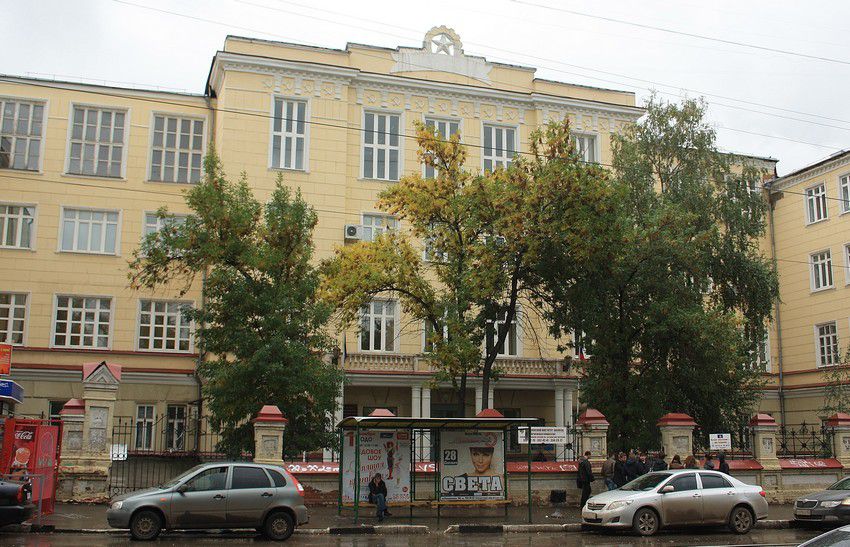 Домовая церковь Спаса Нерукотворного Образа при бывшей Первой мужской гимназии, Самара (Самара, город, Самарская область). общий вид в ландшафте, Вид бывшей Первой гимназии с улицы Галактионовской. Два верхних этажа здания были надстроены в советское время
