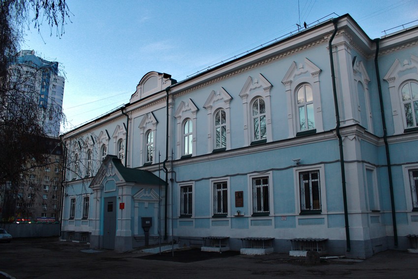Домовая церковь Михаила Архангела при бывшем Архиерейском доме (Крестовая), Самара (Самара, город, Самарская область). общий вид в ландшафте, Бывший Архиерейский дом, вид из проезда со стороны улицы Вилоновской