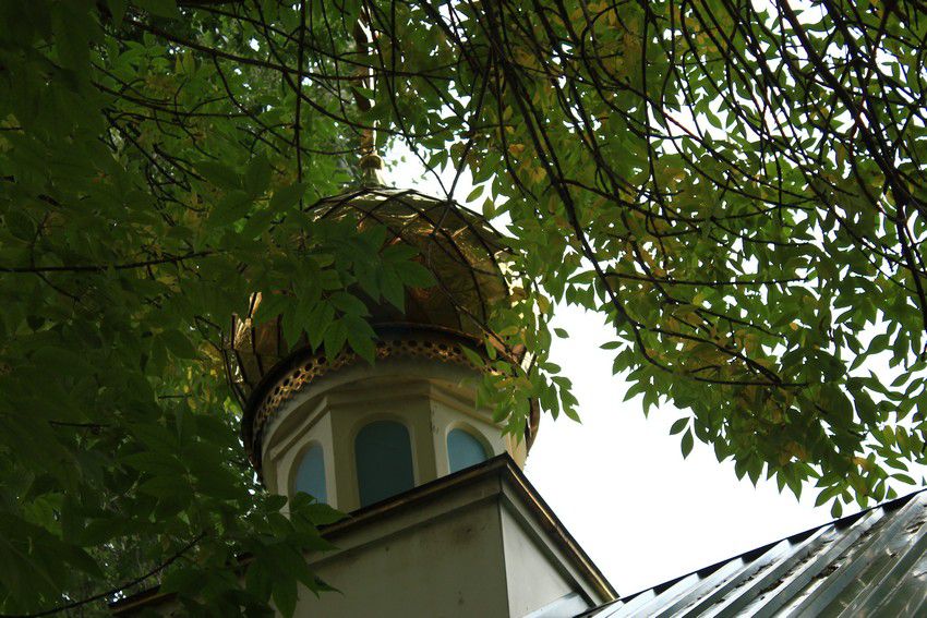 Церковь Жён-мироносиц на Московском шоссе (временная), Самара (Самара, город, Самарская область). архитектурные детали, Небольшая главка - единственный отличительный знак церкви
