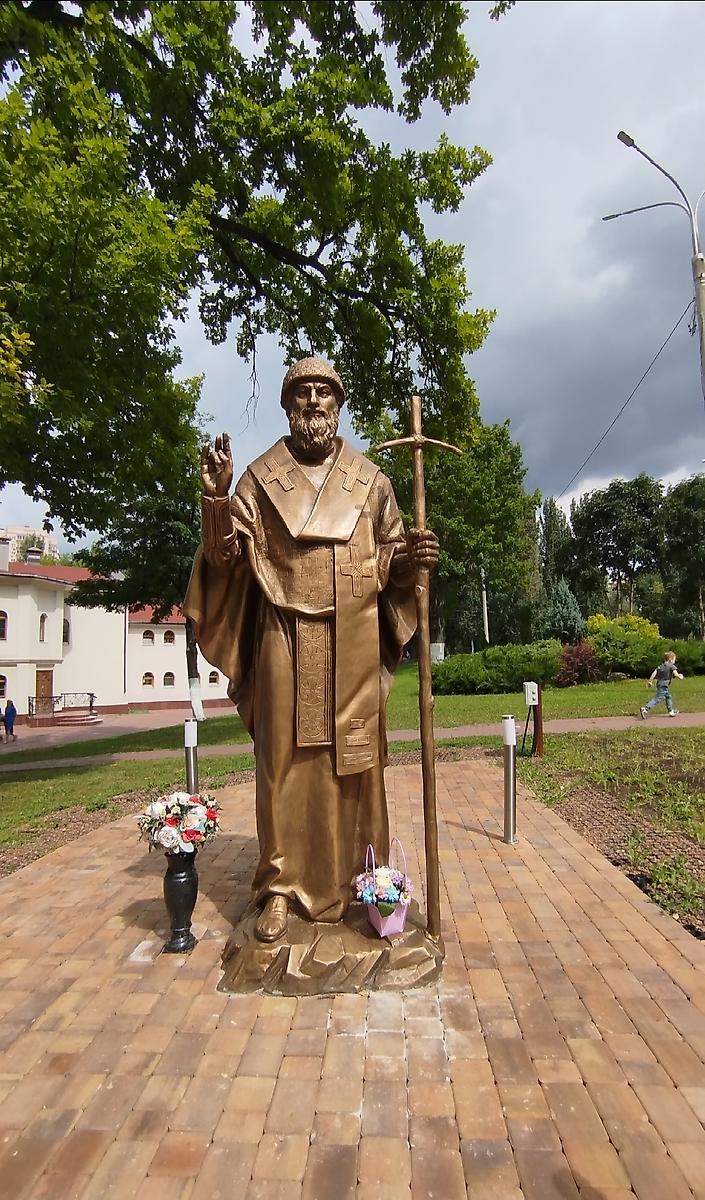 Памятник Спиридону  Тримифунтскому на территории храма, дополнительная информация. Церковь Спиридона Тримифунтского, Самара (Самара, город, Самарская область)