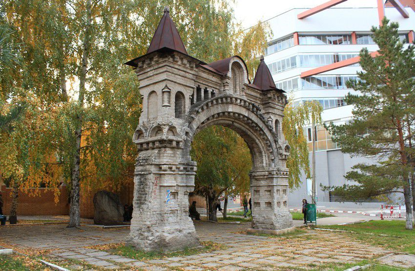 Никольский мужской монастырь, Самара (Самара, город, Самарская область). общий вид в ландшафте, Монастырские ворота - наиболее известная из сохранившихся построек монастырских построек и единстенная сохранившая свой исторический облик