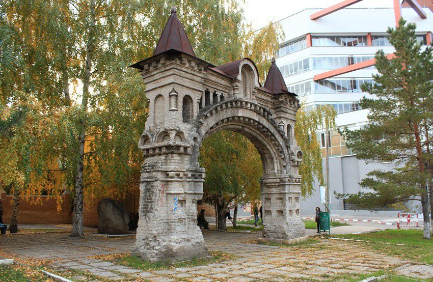 Самара. Никольский мужской монастырь. общий вид в ландшафте, Монастырские ворота - наиболее известная из сохранившихся построек монастырских построек и единстенная сохранившая свой исторический облик