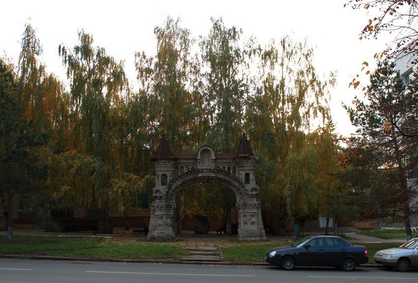 Самара. Никольский мужской монастырь. общий вид в ландшафте, Вид ворот с противоположной стороны улицы Осипенко