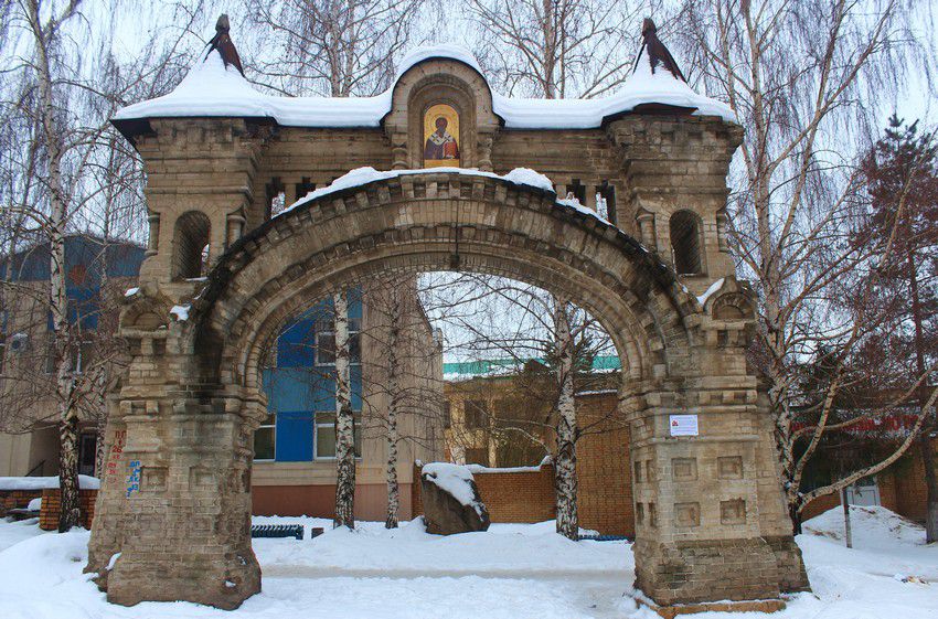 Самара. Никольский мужской монастырь. общий вид в ландшафте, Вид монастырских ворот по улице Осипенко спустя несколько дней после возвращения на них икон