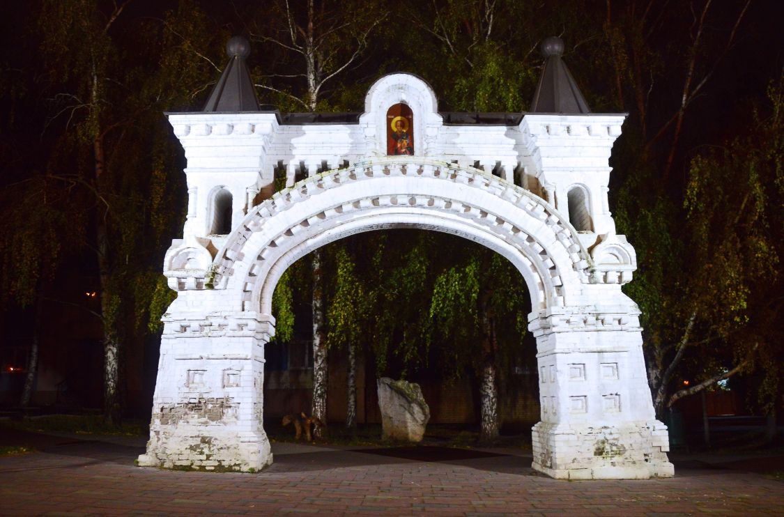 Никольский мужской монастырь, Самара (Самара, город, Самарская область). художественные фотографии, Ворота Никольского мужского монастыря в ночной подсветке