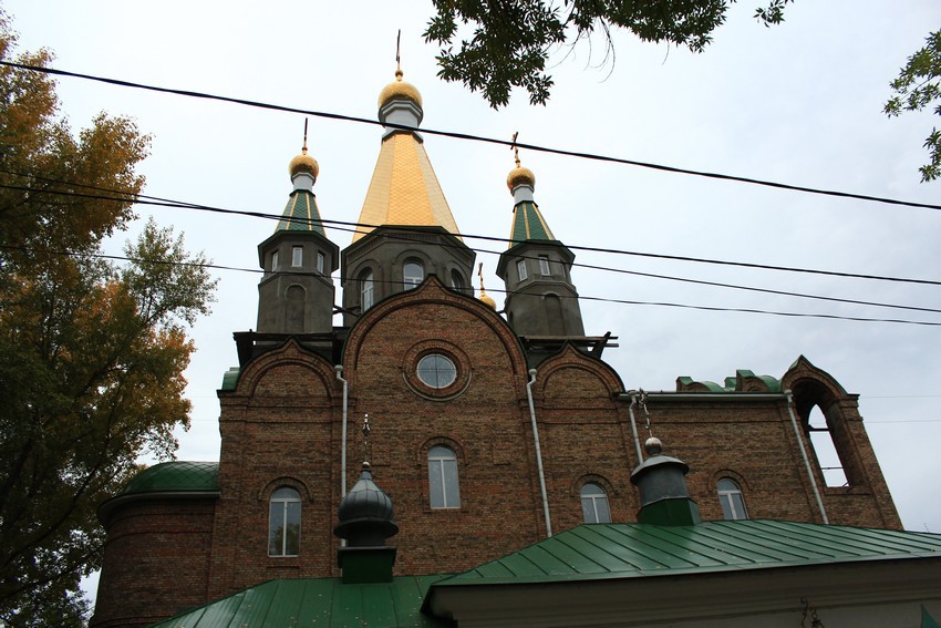 Самара. Церковь Троицы Живоначальной и Сергия Радонежского. фасады, Новое здание церкви (Троицкая в верхнем этаже и Благовещенская в нижнем) и купола старого храма Сергия Радонежского