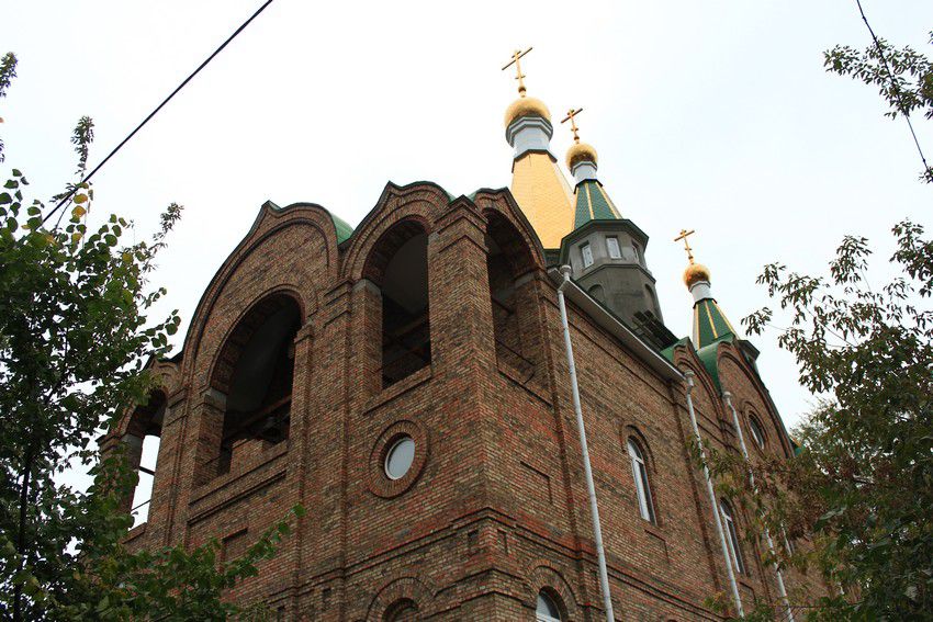 Церковь Троицы Живоначальной и Сергия Радонежского, Самара (Самара, город, Самарская область). общий вид в ландшафте, Вид с юго-запада, из двора жилого дома по улице Аврора