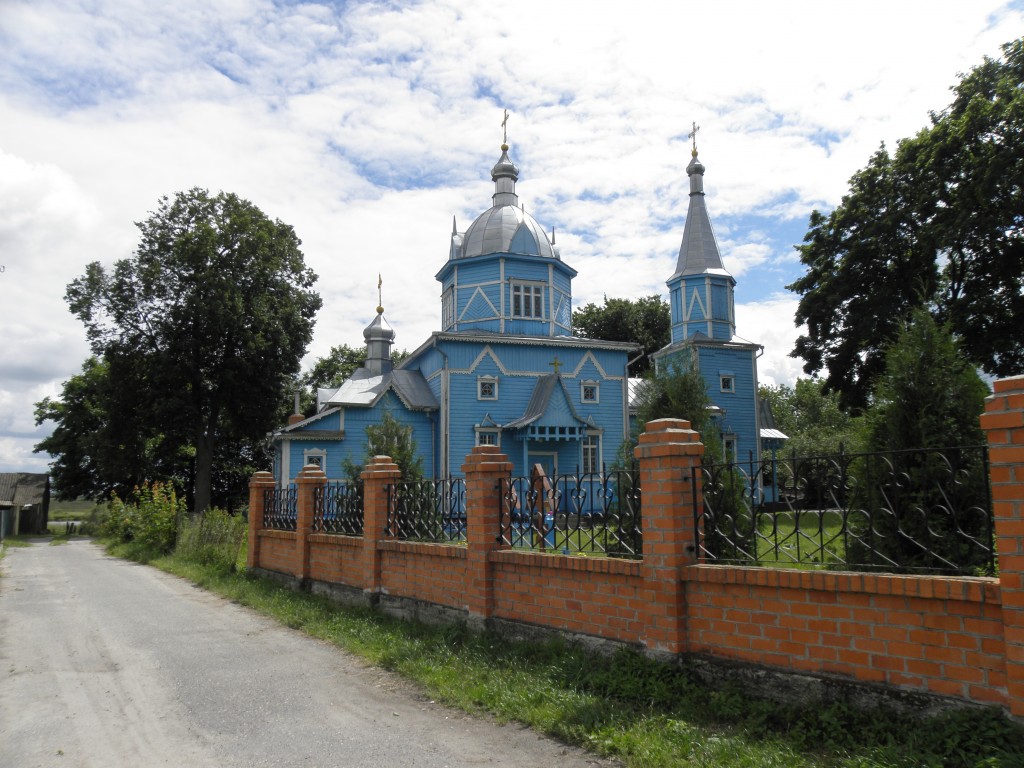 Белоуша. Церковь Троицы Живоначальной. общий вид в ландшафте