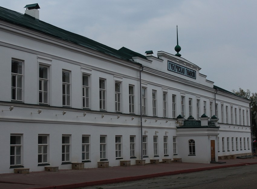 Домовая церковь Сергия Радонежского при бывшей Симбирской классической гимназии, Ульяновск (Ульяновск, город, Ульяновская область). общий вид в ландшафте, Церковь располагалось в середине здания на втором этаже над главным входом, под аттиком с надписью 