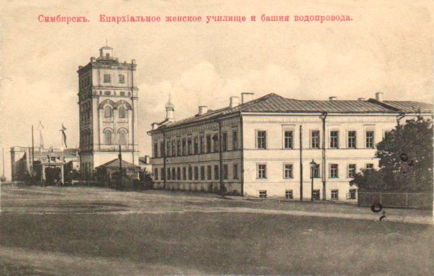 Домовая церковь Введения во храм Пресвятой Богородицы при бывшем Епархиальном женском училище, Ульяновск (Ульяновск, город, Ульяновская область). архивная фотография, открытка с сайта http://ulpressa.ru/2016/01/05/istoriya-ploshhadi-lenina-v-foto/
