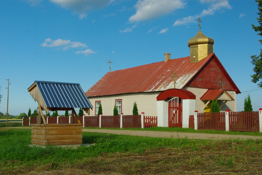 Моленная Покрова Пресвятой Богородицы, Энджели (Екабпилсский край, Латвия). общий вид в ландшафте, Колодец у моленной.