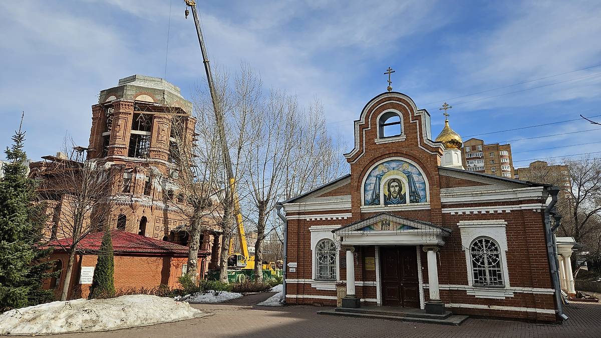 возводится храм рядом, общий вид в ландшафте. Церковь Иоанна Предтечи в бывшем Загородном архиерейском скиту, Самара (Самара, город, Самарская область)