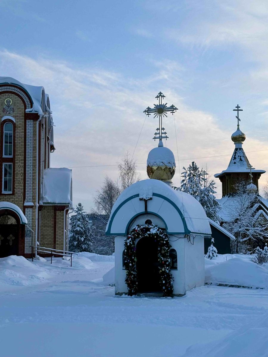 общий вид в ландшафте. Часовня Рождества Христова, Сыктывкар (Сыктывкар, город, Республика Коми)