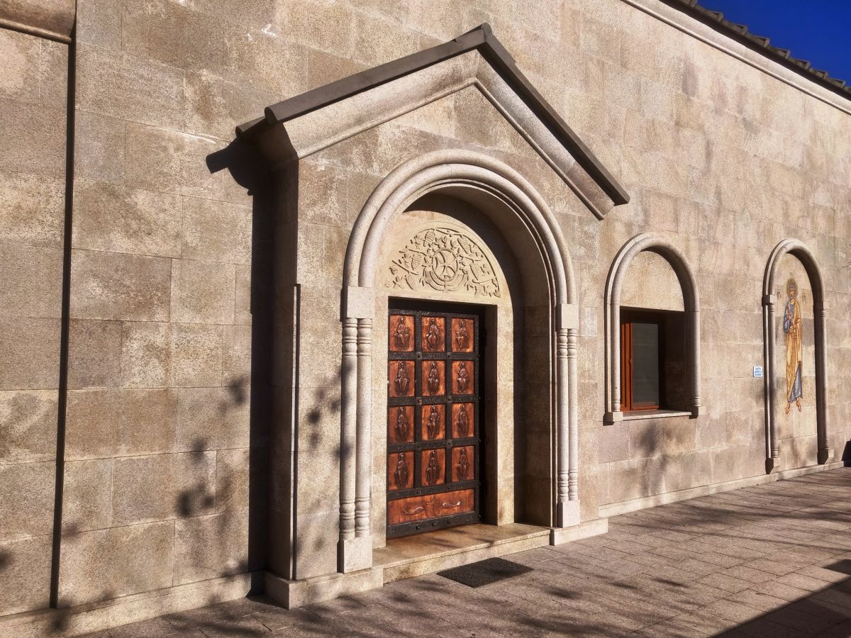 Самеба. Троицкий монастырь. архитектурные детали, Дверь в нижнем ярусе монастырского комплекса