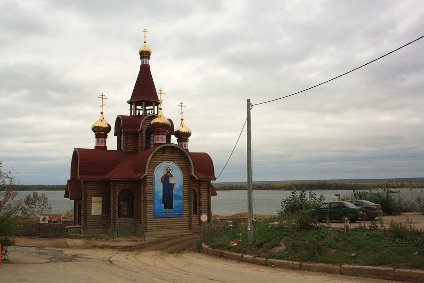 Самара. Церковь Митрофана Воронежского на Октябрьском спуске. общий вид в ландшафте, Вид от крыльца ближайшего к Волге дома по Шмидтовскому спуску