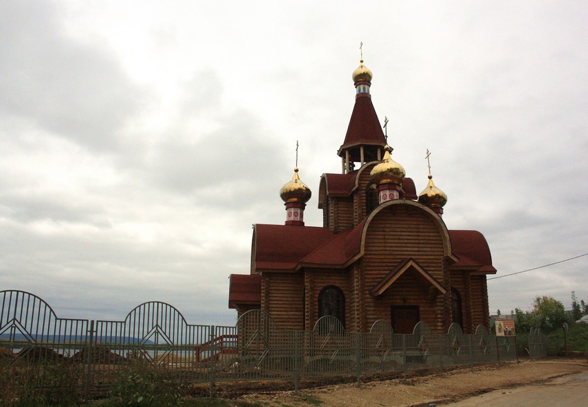 Церковь Митрофана Воронежского на Октябрьском спуске, Самара (Самара, город, Самарская область). фасады, Южная сторона, вид с параллельного берегу Волги продолжения спуска