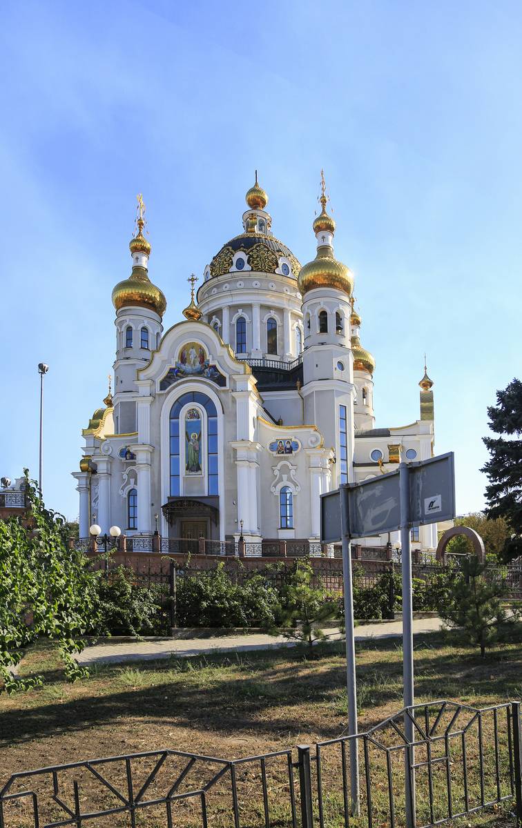 Церковь Петра и Февронии, Донецк (Донецк, город, Украина, Донецкая область). общий вид в ландшафте