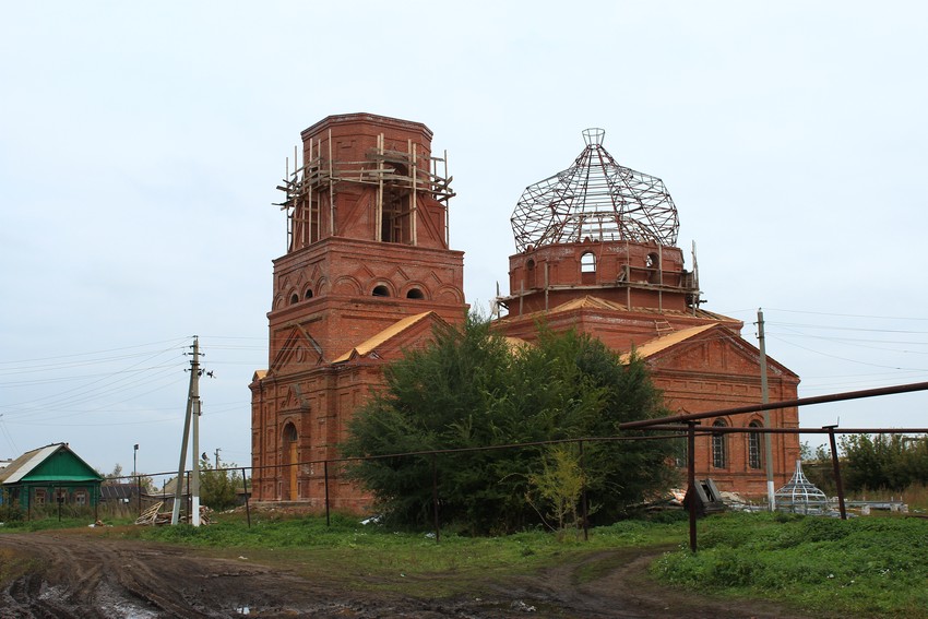 Церковь Рождества Христова, Степная Шентала (Кошкинский район, Самарская область). документальные фотографии, Вид церкви в октябре 2013 года. Восстановление ведется с оглядкой на ближайший архитектурный аналог - Казанскую церковь в Старой Бинарадке