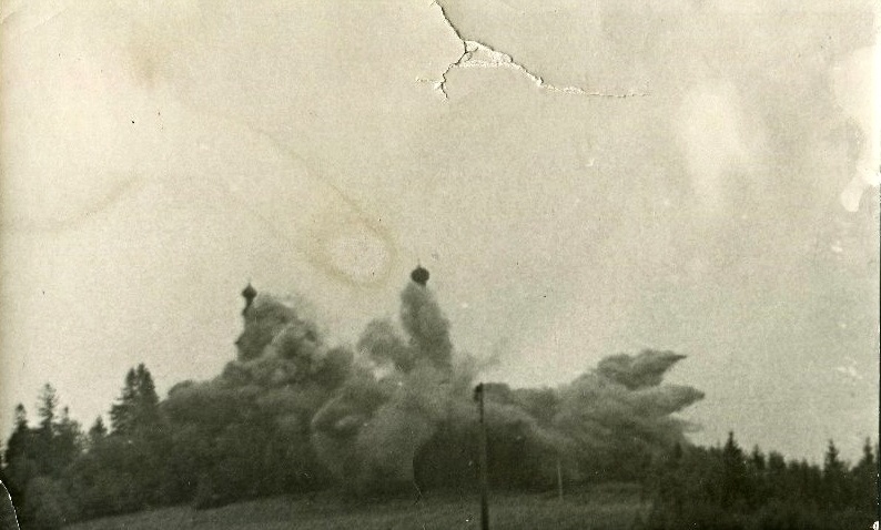 Подгорново. Церковь Воскресения Христова. архивная фотография, Фото 1968 г. Момент подрыва церкви. Госкаталог № 15019849. Междуреченский художественно-краеведческий музей