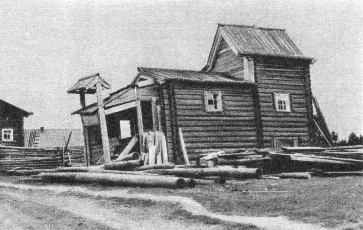 Наиболее раннее фото часовни с сохранившейся звонницей. 1967 год, из книги М.И. Мильчика "По берегам Пинеги и Мезени"., архивная фотография. Часовня Георгия Победоносца, Чешегора (Пинежский район, Архангельская область)