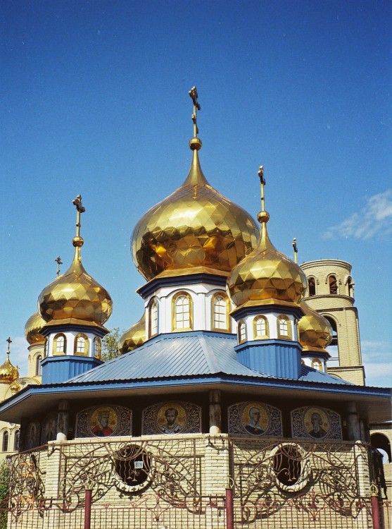 Харцызск. Церковь Иверской иконы Божией Матери. общий вид в ландшафте