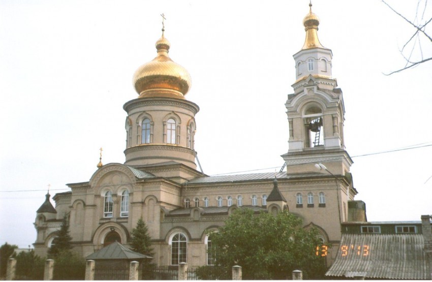 Церковь Покрова Пресвятой Богородицы, Старомихайловка (Марьинский район, Украина, Донецкая область). общий вид в ландшафте