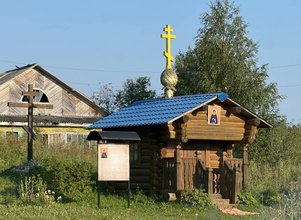 Часовня Пахомия Кенского, Коровино (Плесецкий район, Архангельская область). фасады, Часовня и стенд с информацией о Пахомиевом Кенском монастыре