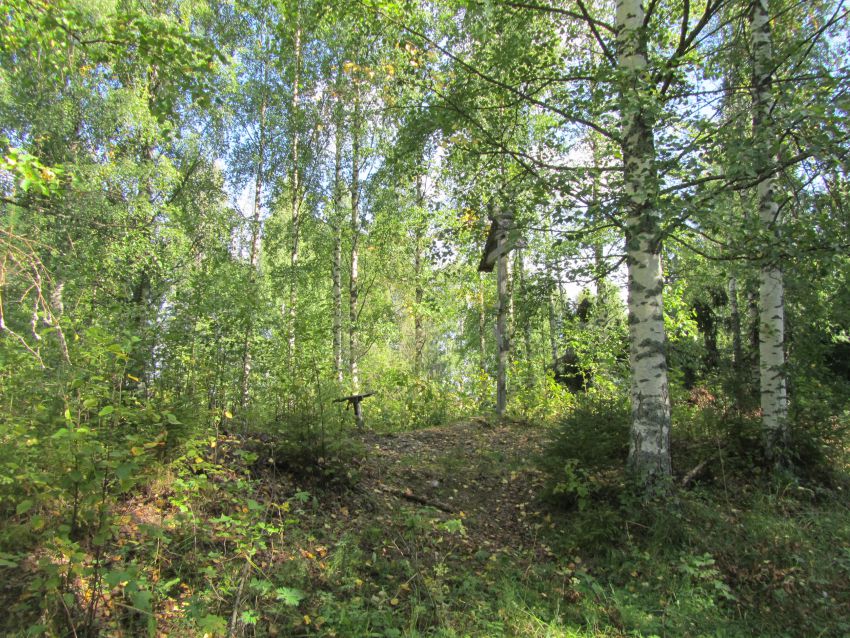 Кирилло-Челмогорская пустынь, Чёлма, урочище (Каргопольский район, Архангельская область). фасады, холм с крестом на месте разрушенных храмов - каменных и деревянного