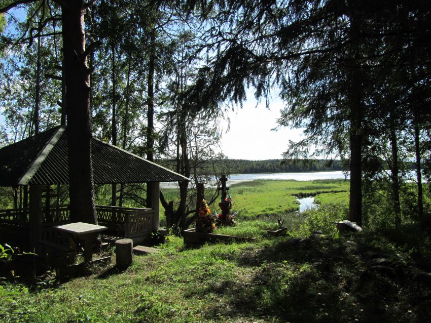 Кирилло-Челмогорская пустынь, Чёлма, урочище (Каргопольский район, Архангельская область). фасады, часовня-сень на месте заточения в яме преп. Кирилла Челмогорского