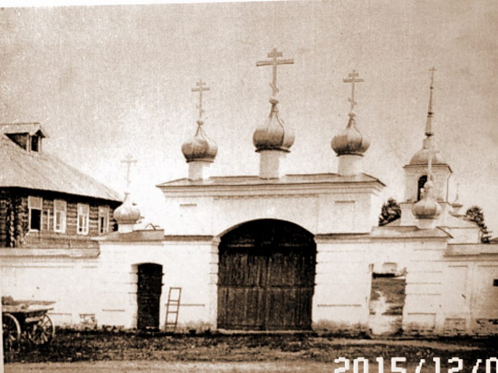 Кирилло-Челмогорская пустынь, Чёлма, урочище (Каргопольский район, Архангельская область). архивная фотография, Монастырские врата, 1912 год.